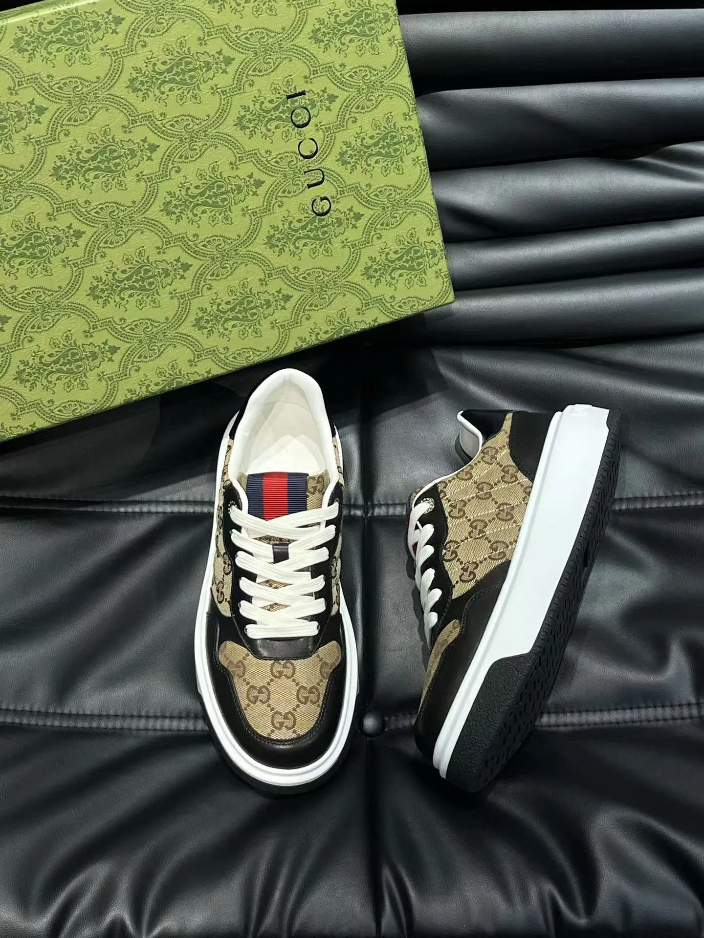 Factory price: 460💰Gucci new men's shoes GUCCI [Lightning] latest shoes are shipped. Original quality, fashionable, special materials, sheepskin lining, new packaging. The foot feels super comfortable and the workmanship is impeccable. Size: 38-44, customized 45
